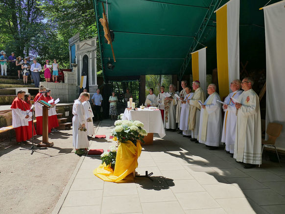 Festgottesdienst zum 1.000 Todestag des Heiligen Heimerads auf dem Hasunger Berg (Foto: Karl-Franz Thiede) Festgottesdienst zum 1.000 Todestag des Heiligen Heimerads auf dem Hasunger Berg (Foto: Karl-Franz Thiede)